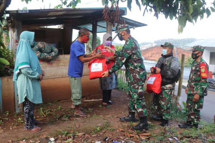 Kodim 0410 Kota Bandar Lampung Bagikan Bahan Makanan Kepada Warga Terdampak PPKM dan Warga Isolasi Mandiri